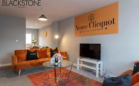 Champagne House - 4 Bed Property Plus 2 Sofa Beds By Bpne